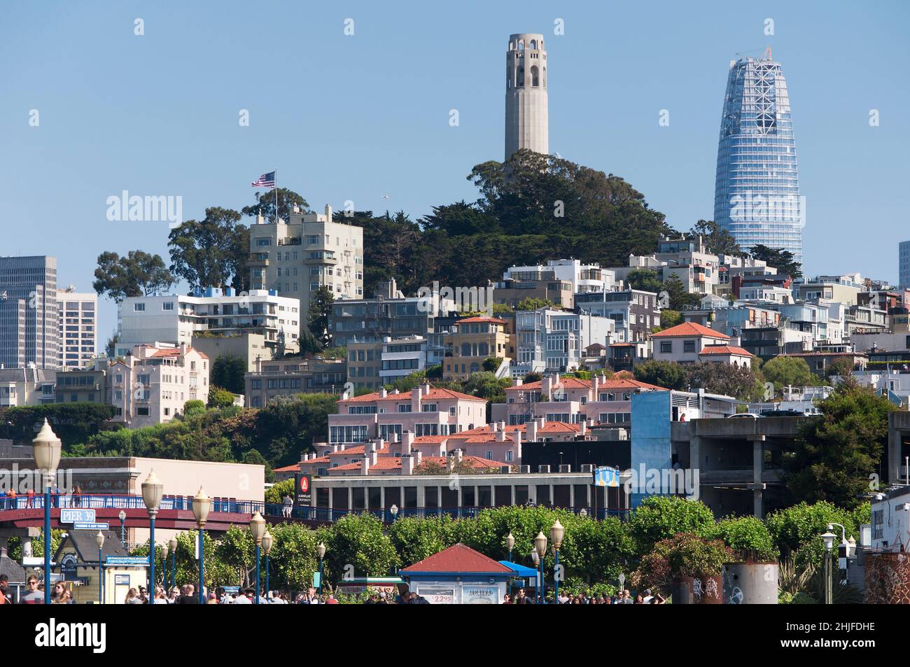 San Francisco, Kalifornien. 23. Juli 2017. Das Telegrafenhügelgebiet in der Stadt san francisco, kalifornien, an einem sonnigen, blauen Himmelstag, gesehen vom Pier 30 in Stockfoto