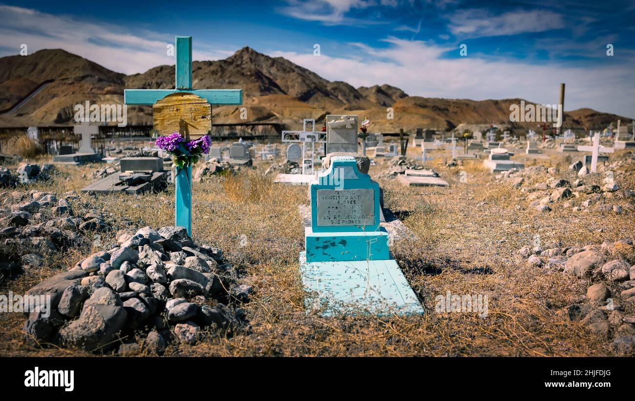 Bemalte blaue Gräber auf dem historischen Friedhof von Smelledertown in El Paso, Texas. Stockfoto