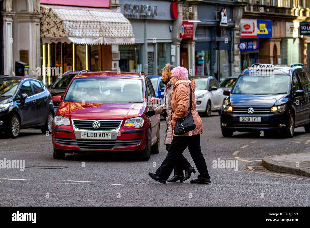 Dundee, Tayside, Schottland, Großbritannien. 29th Januar 2022. Wetter in Großbritannien: Der Sturm Malik brachte in Teilen Nordostschottlands 9 Winde und Temperaturen von bis zu 80mph Grad Celsius. Die Covid-Regeln wurden im ganzen Land aufgehoben und Gesichtsbezüge sind draußen nicht mehr notwendig, obwohl viele Menschen sie noch tragen. Die Anwohner im Stadtzentrum von Dundee sind trotz der starken Böen auf Geselligkeit und Shopping aus. Kredit: Dundee Photographics/Alamy Live Nachrichten Stockfoto