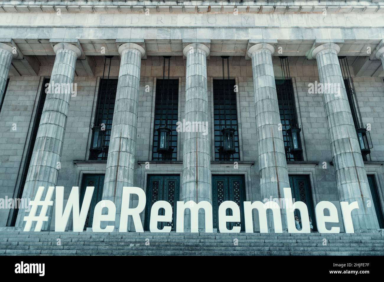 Internationaler Holocaust-Gedenktag. Hashtag ERINNERN WIR UNS VOR der Juristischen Fakultät von Buenos Aires Argentinien. Speicherplatz kopieren. Stockfoto
