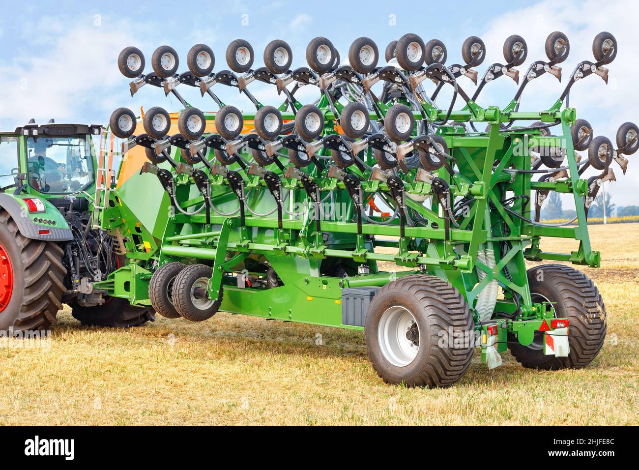 Kornsämaschine in Transportposition für den kompakten Transport der Maschine als getragenes Anbaugerät auf einem Traktor. Stockfoto