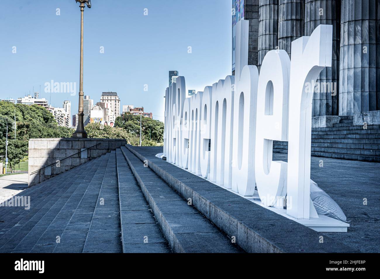 Internationaler Holocaust-Gedenktag. Hashtag ERINNERN WIR UNS VOR der Juristischen Fakultät von Buenos Aires Argentinien. Speicherplatz kopieren. Stockfoto
