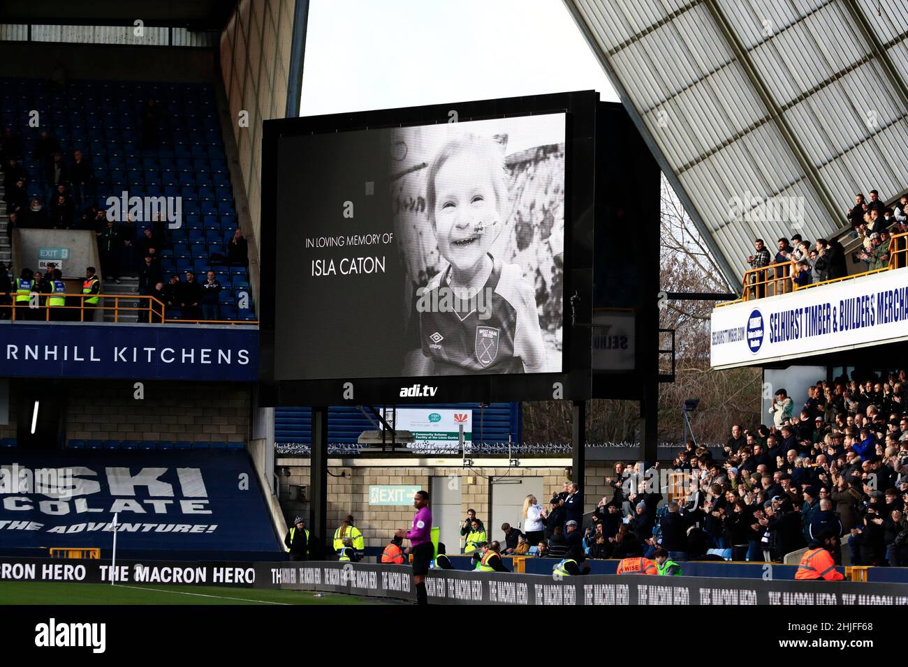 The Den, Millwall, London, Großbritannien. 29th Januar 2022. Championship Football, Millwall gegen West Bromwich Albion: Tribute von Millwall für Isla Caton ein siebenjähriger Fan von West Ham United, der nach einem fünfjährigen Kampf gegen Krebs am Montag, 24th. Januar 2022, verstorben ist.Quelle: Action Plus Sports/Alamy Live News Stockfoto