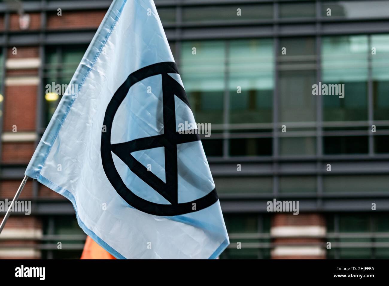 London, UK-28 Aug 2021: Extinction Rebellion Flagge, schwarzes Logo auf weißem Material während des Protestes in London Stockfoto