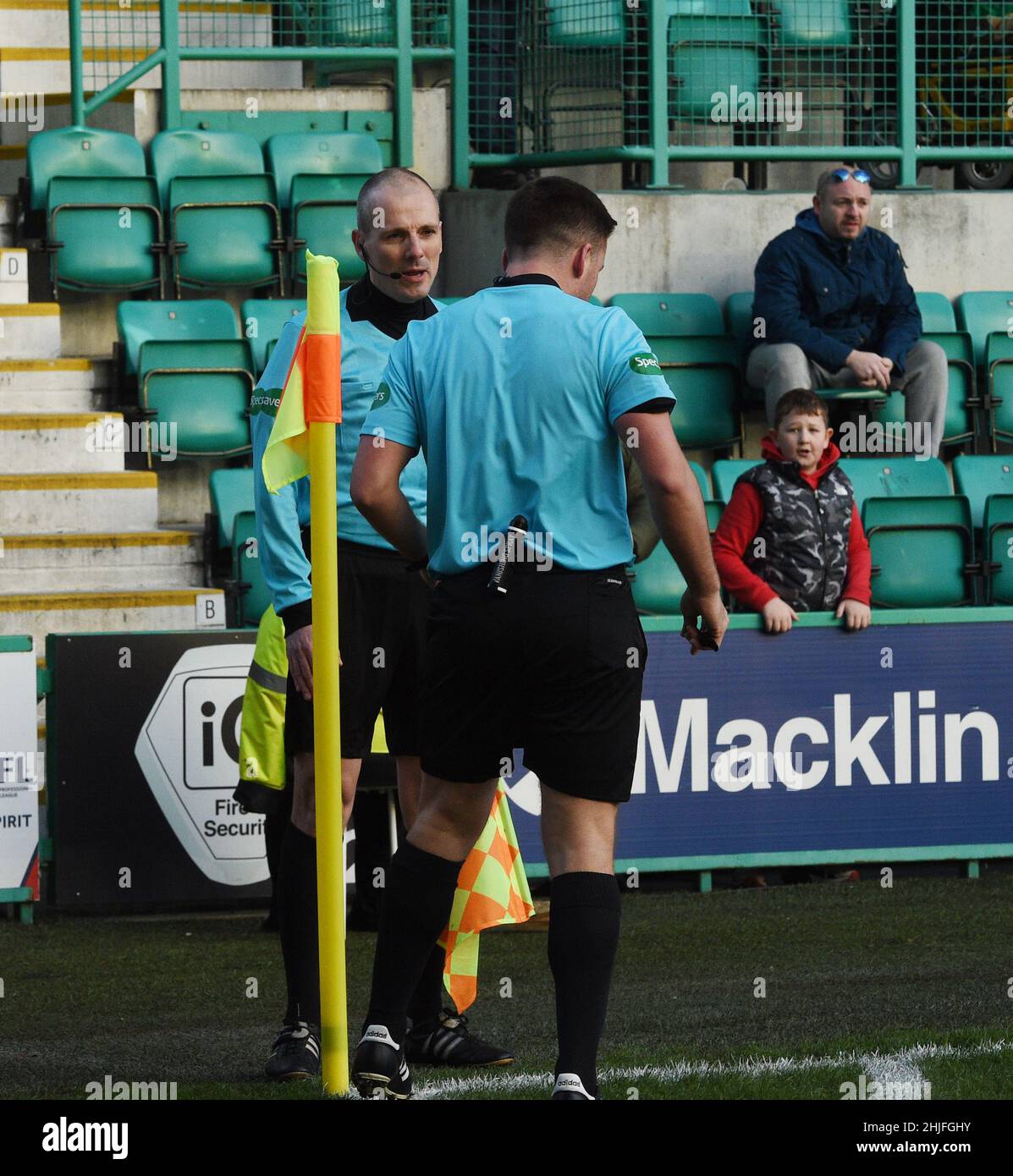 Easter Road Stadium, Edinburgh.Schottland UK.29th Jan 22 Hibernian vs Livingston.Cinch Premiership Match. Schiedsrichter Grant Irvine prüft nach Strafentscheidung mit unterstützenden Schiedsrichter Kredit: eric mccowat/Alamy Live News Stockfoto