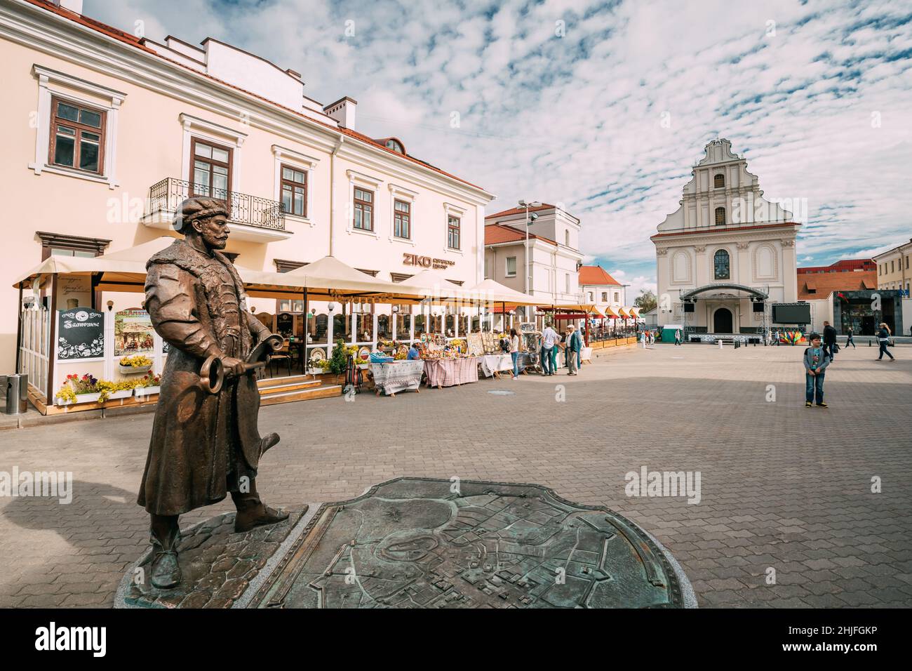 Minsk, Weißrussland. Statue des Bürgermeisters mit dem Schlüssel und einer königlichen Charta in den Händen, die die Anerkennung des Status der Stadt Minsk in symbolisiert Stockfoto