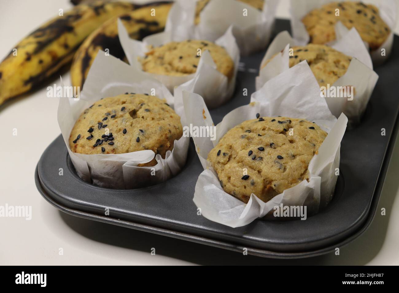 Kochbananen-Muffins. Ein gesunder Snack mit extra reifen Kochbananen, Vollkornmehl und Sesam als Hauptzutaten. Schuss mit Muffins im Park Stockfoto