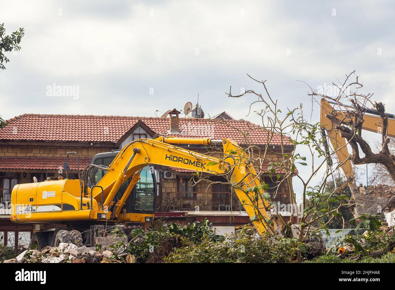 Side, Türkei -22. Januar 2022: Bagger auf Abriss des alten Gebäudes. Bagger die Zerstörung von Beton und hartem Fels Stockfoto