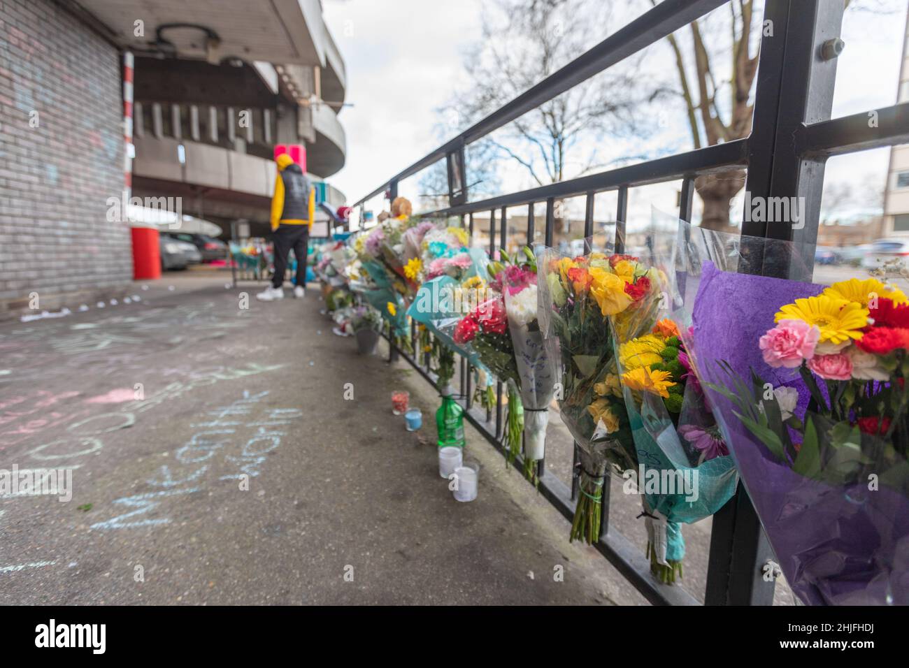 Southend on Sea, Großbritannien. Januar 2022. Ein öffentliches Denkmal entlang eines Bürgersteigs der Stadt zeigt Blumensträuße an einem Geländer, Kerzen und Flaschen darunter und Kreideaufschriften auf dem Bürgersteig mit den Namen „Koshae“ und „Mzkayla Robin“. Die Szene reflektiert kommunale Trauer und Erinnerung in einem urbanen britischen Umfeld. Blumen, Tribut und Beileidsbotschaften am Victoria Plaza zum Gedenken an den 18-jährigen Kacper Ksiazek, der am Mittwochabend von einem Parkplatz im Stadtzentrum stürzte. Penelope Barritt/Alamy Live News Stockfoto