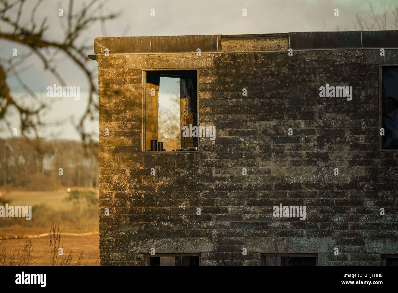 kochstation für Soldaten der britischen Armee im offenen Fenster eines Trainingsgebäudes Stockfoto
