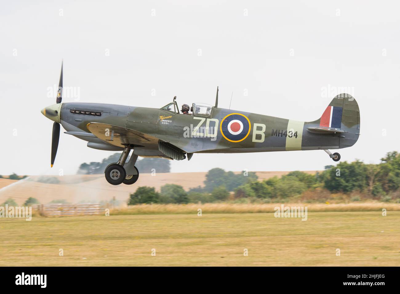 spitfire MK IXB MH434 Z BD Landung auf der Duxford Airshow 2021 Stockfoto