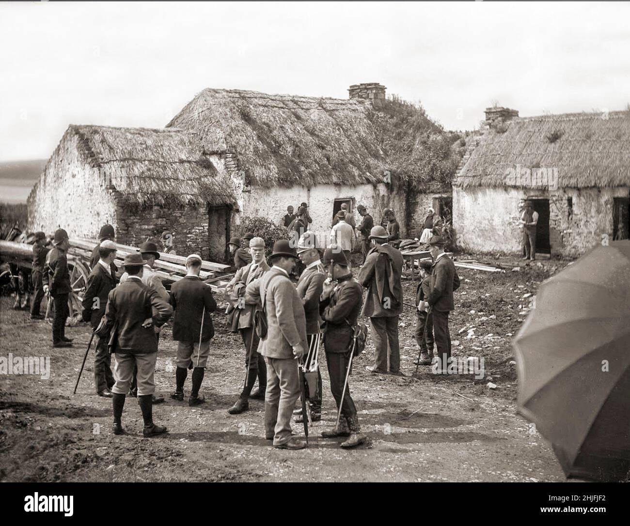 Ein Vintage-Foto der Szene nach einer Räumung einer irischen Familie aus dem Jahr 1888 in Moyasta, County Clare. Vermieter, deren Land mit ärmeren Mietern überfüllt war, wurden jetzt mit hohen Tarifen konfrontiert und viele begannen, die armen Mieter von ihren kleinen Grundstücken zu räumen. Die große Masse an Zwangsräumungen kam im Jahr 1840s, und als die Polizei begann, eine Zählung zu halten, verzeichneten sie insgesamt fast 250.000 Personen, die zwischen 1849 und 1854 offiziell vertrieben wurden. Die Räumungen dauerten bis zum 1890s. Stockfoto