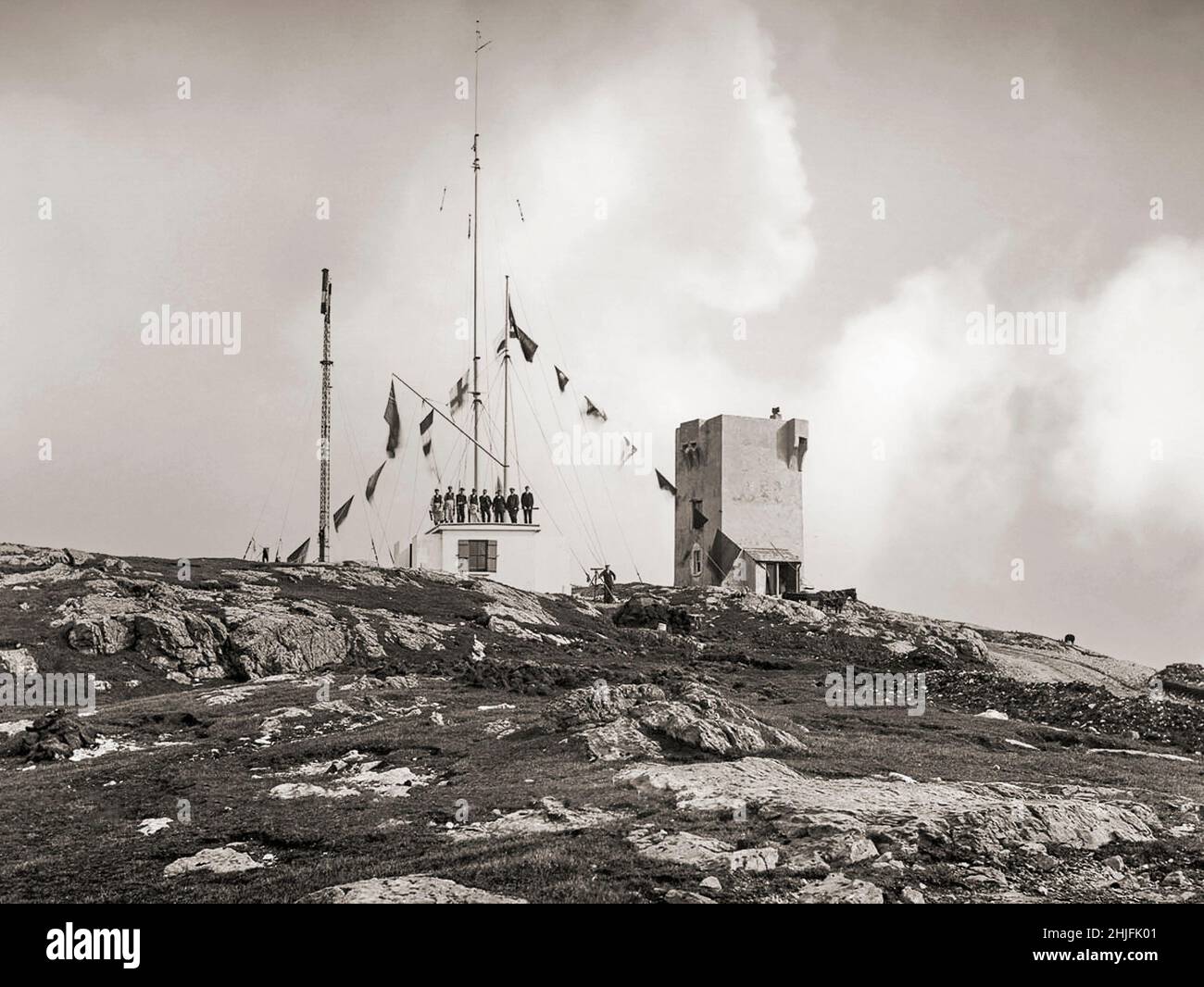 Ein Vintage-Foto der Marconi Wireless Telegraph Station, Malin Head, County Donegal, Irland, ein wichtiger Drehpunkt für die transatlantische Kommunikation, wurde 1902 aufgenommen. Die Funkstation befand sich im Turm von Banba, der ursprünglich während der Napoleonischen Kriege als Aussichtsturm von Martello erbaut wurde. Stockfoto
