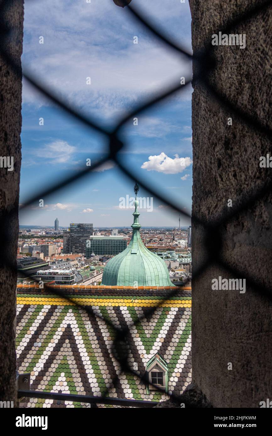 Blick auf das mehrfarbige Ziegeldach des Stephansdoms, Wien, Österreich Stockfoto