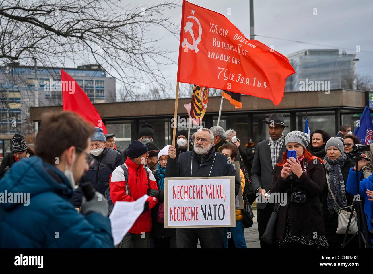 Protest der tschechischen Friedensbewegung gegen geplante Waffenlieferungen an die Ukraine und die NATO-Politik vor dem Generalstab der Tschechischen Armee in Prag, Tschechische Republik, 29. Januar 2022. (CTK Photo/Vit Simanek) Stockfoto