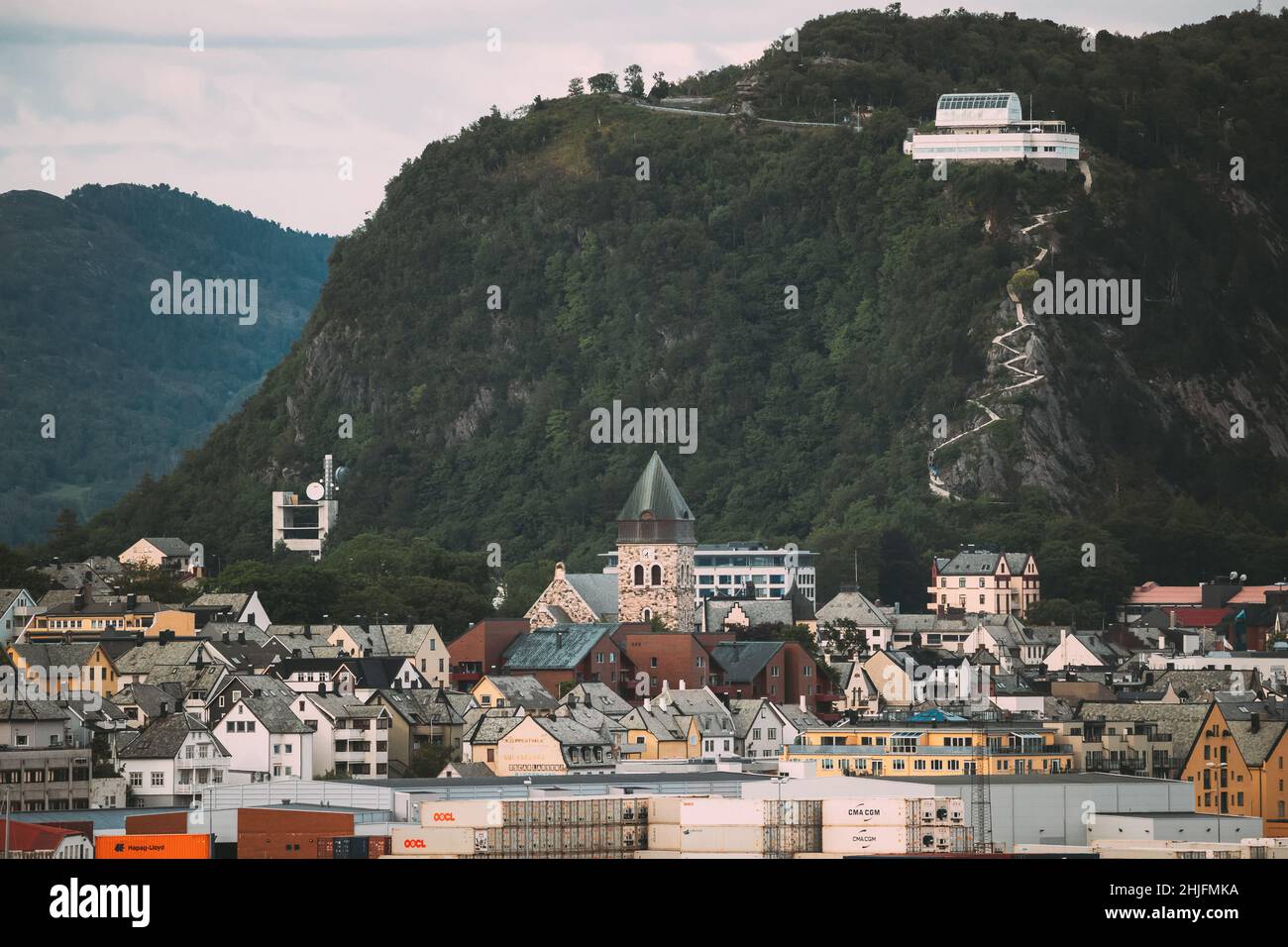 Alesund, Norwegen. Stadtbild Von Alesund Skyline. Historisches Zentrum Am Sommerabend. Berühmtes Norwegisches Wahrzeichen Und Beliebtes Reiseziel. Draufsicht. Alt Stockfoto