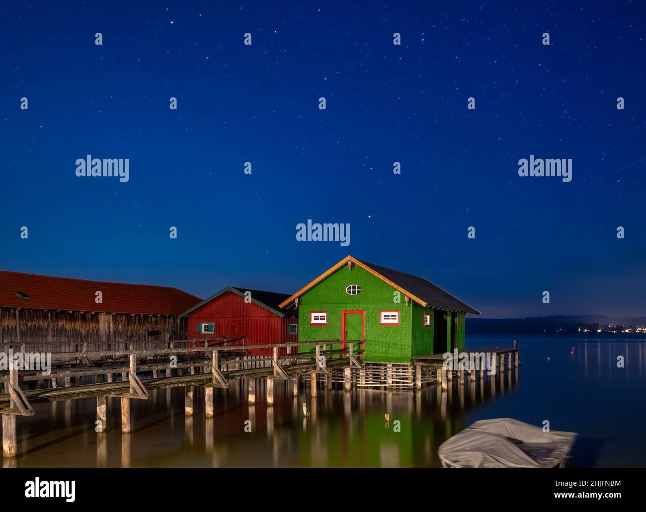 Bunte Bootshäuser bei Nacht, Schondorf, Ammersee, Ammersee, Oberbayern, Bayern, Deutschland, Europa Stockfoto