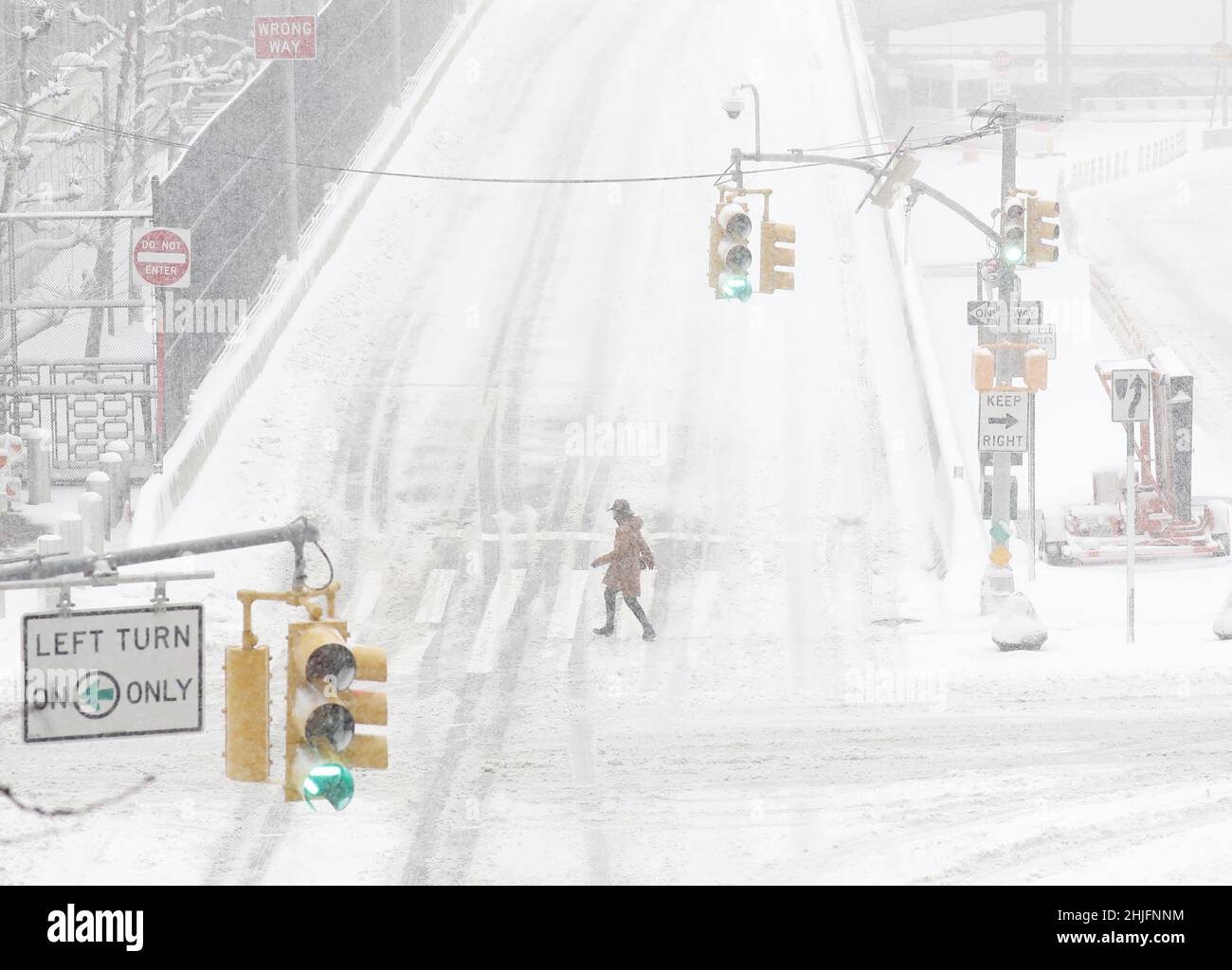 New York, Usa. 29th Januar 2022. Fußgänger überqueren die 42nd Street, als am Samstag, den 29. Januar 2022, ein Nor'easter mit Schneesturm-ähnlichen Bedingungen die Ostküste von New York City trifft. Es wird erwartet, dass mehr als 12 Zoll Schnee Teile der Mittelatlantischen Küste durch Ost-Neuengland bedecken werden. Foto von John Angelillo/UPI Credit: UPI/Alamy Live News Stockfoto