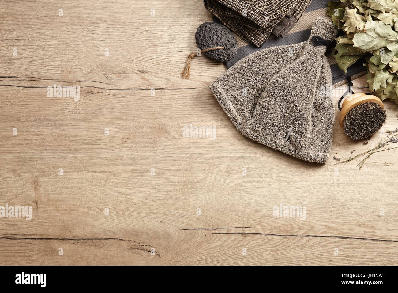 Sauna- und Spa-Kleidung und Accessoires auf Holzhintergrund Stockfoto