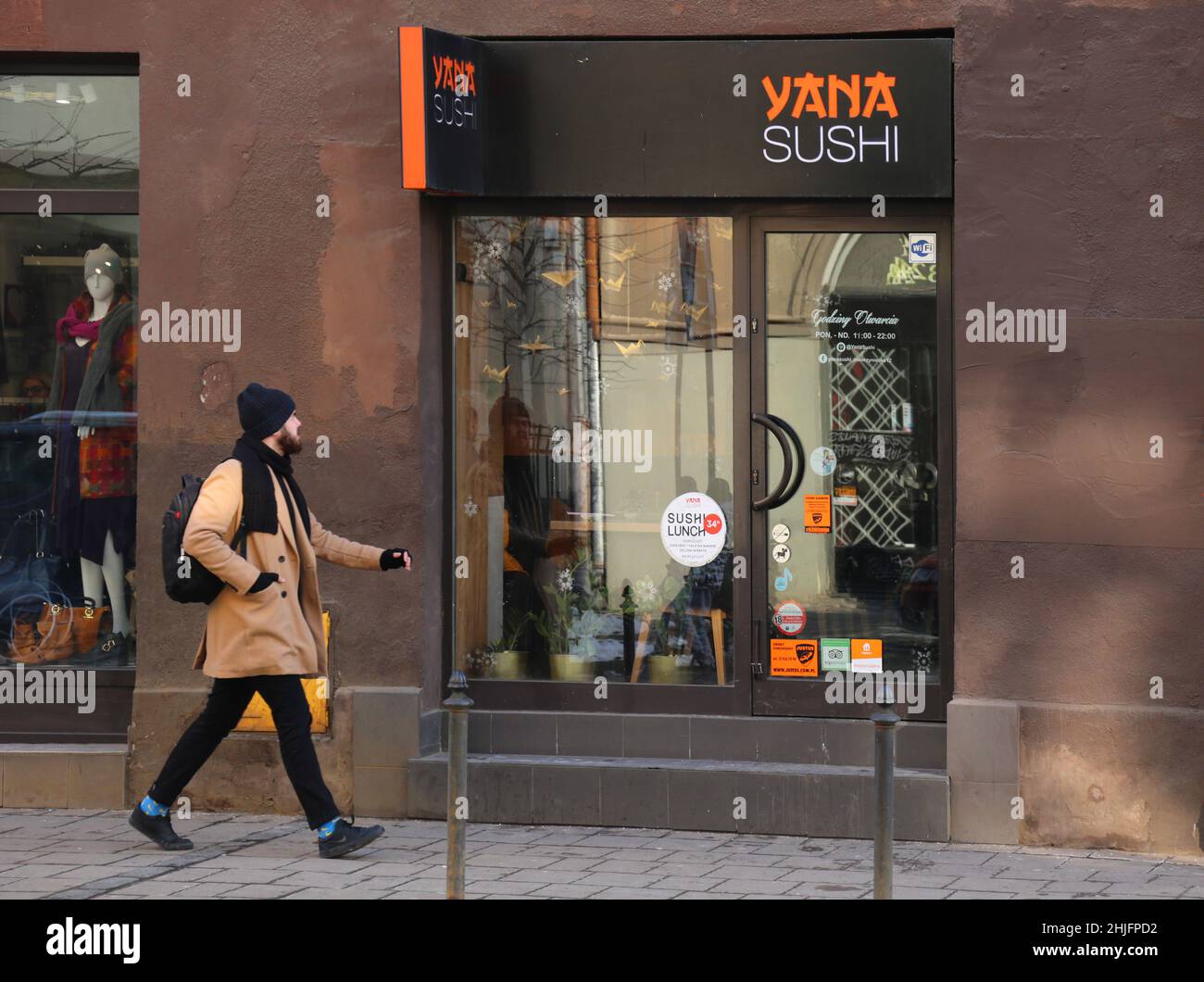 Krakau. Krakau. Polen. Schild für das japanische Restaurant Yana Sushi an der Fassade. Stockfoto