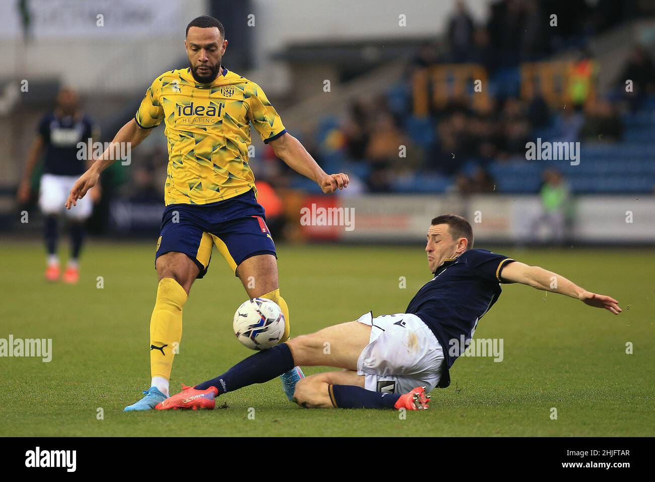 London, Großbritannien. 29th Januar 2022. Matt Phillips von West Bromwich Albion (L) wird von Murray Wallace von Millwall (R) in Angriff genommen. EFL Skybet Championship Match, Millwall gegen West Bromwich Albion im The Den in London am Samstag, 29th. Januar 2022. Dieses Bild darf nur für redaktionelle Zwecke verwendet werden. Nur zur redaktionellen Verwendung, Lizenz für kommerzielle Nutzung erforderlich. Keine Verwendung bei Wetten, Spielen oder Veröffentlichungen in einem Club/einer Liga/einem Spieler. PIC von Steffan Bowen/Andrew Orchard Sports Photography/Alamy Live News Credit: Andrew Orchard Sports Photography/Alamy Live News Stockfoto