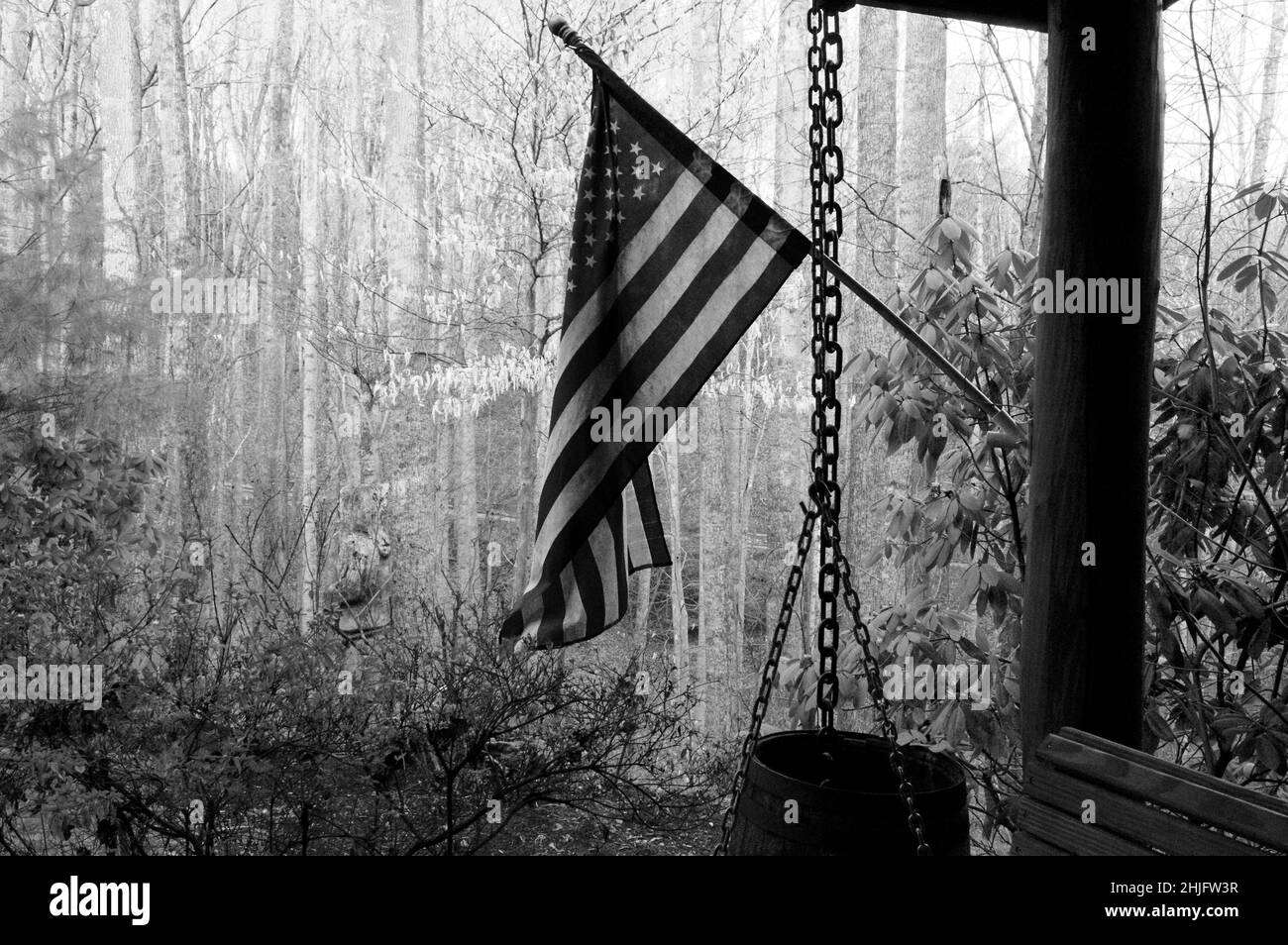 Amerikanische Flagge hängt von einer Hütte in North Carolina Stockfoto