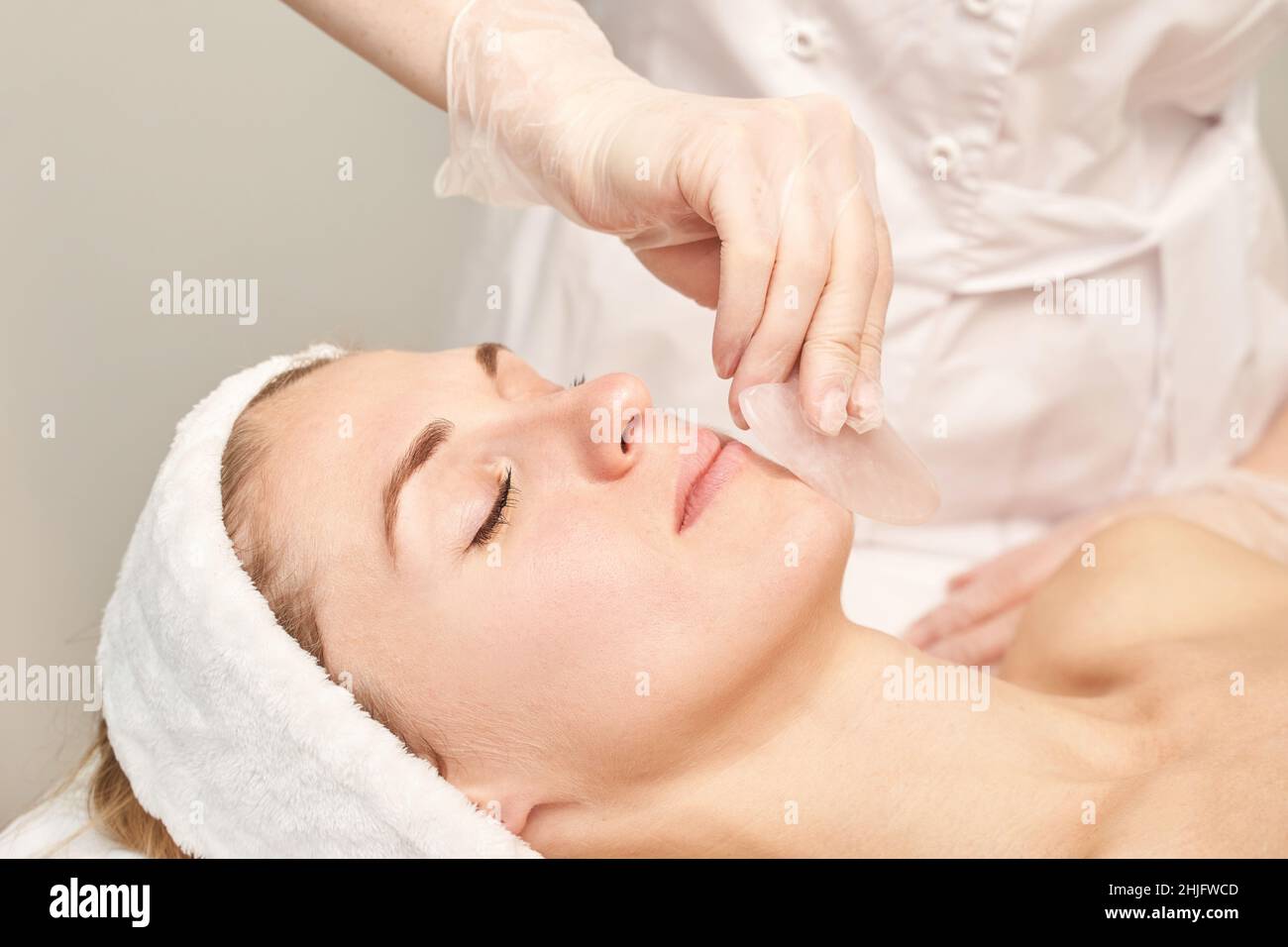 Arzt, der Hautroutine macht. Entbindungsbehandlung im Salon. Gesundheitskonzept Stockfoto