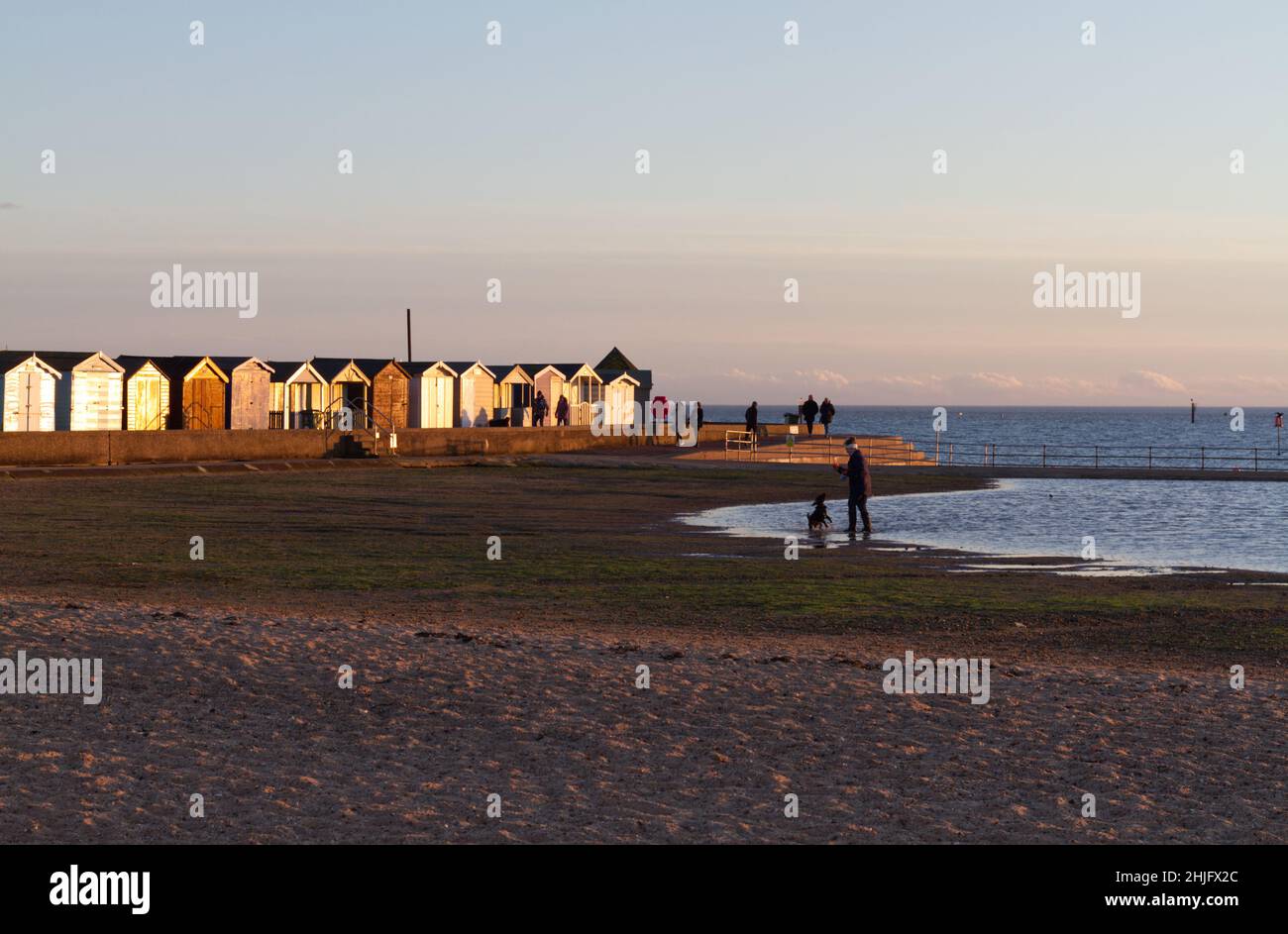 Strandhütten am Strand in Brightlingsea, Essex Stockfoto