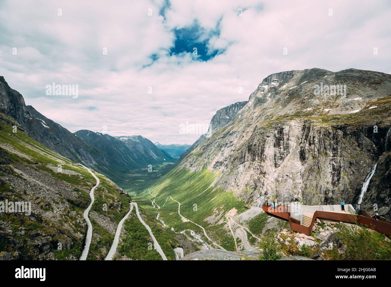 Trollstigen, Andalsnes, Norwegen. Menschen Touristen Besuch Aussichtsplattform In Der Nähe Des Besucherzentrums. Berühmtes Norwegisches Wahrzeichen Und Beliebtes Reiseziel Stockfoto