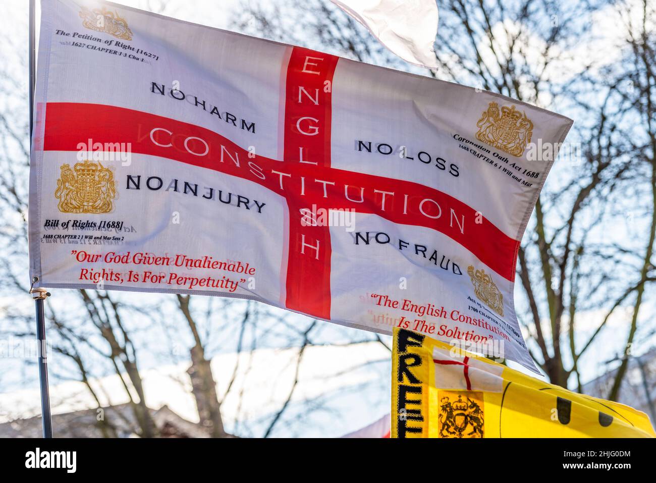 Flagge bei einer englischen Verfassungspartefreiheits-Kundgebung, die Graham Moore für die Nachwahl 2022 in Southend West förderte Stockfoto