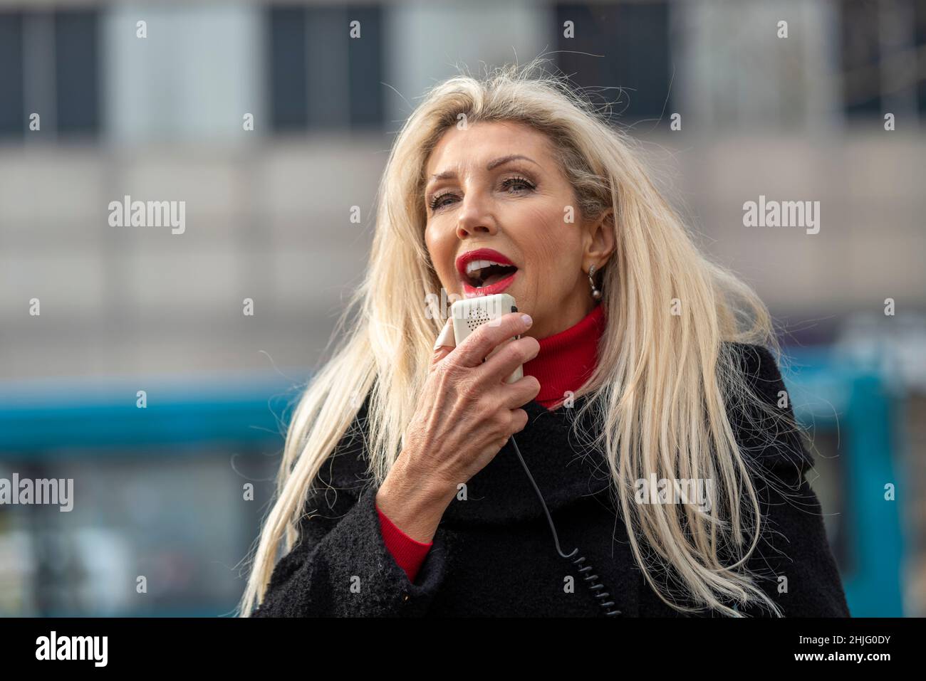 Kate Shemirani spricht bei einer englischen Verfassungsfreiheits-Kundgebung, die Graham Moore für die Nachwahl 2022 in Southend West förderte Stockfoto