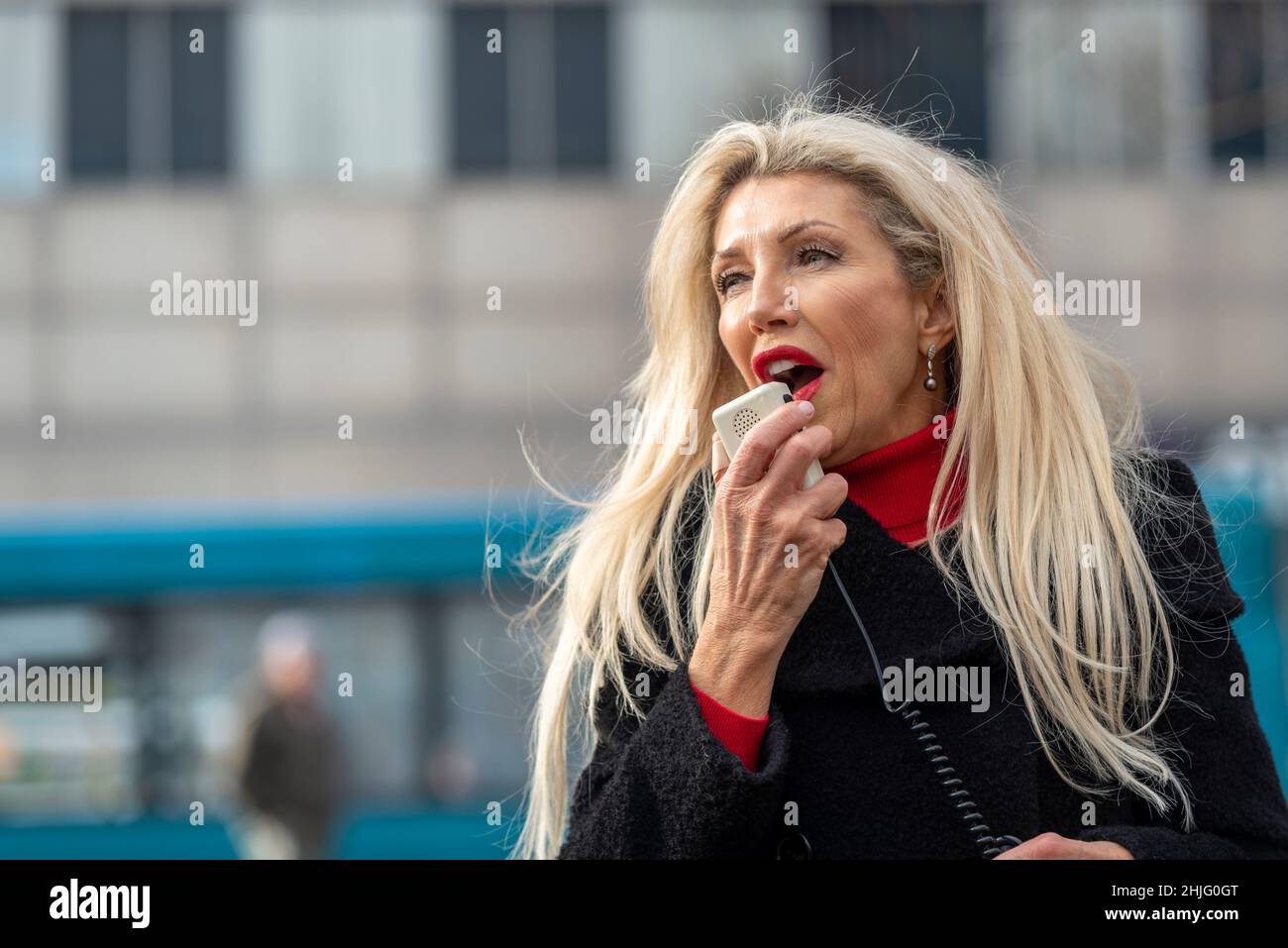 Kate Shemirani spricht bei einer englischen Verfassungsfreiheits-Kundgebung, die Graham Moore für die Nachwahl 2022 in Southend West förderte Stockfoto