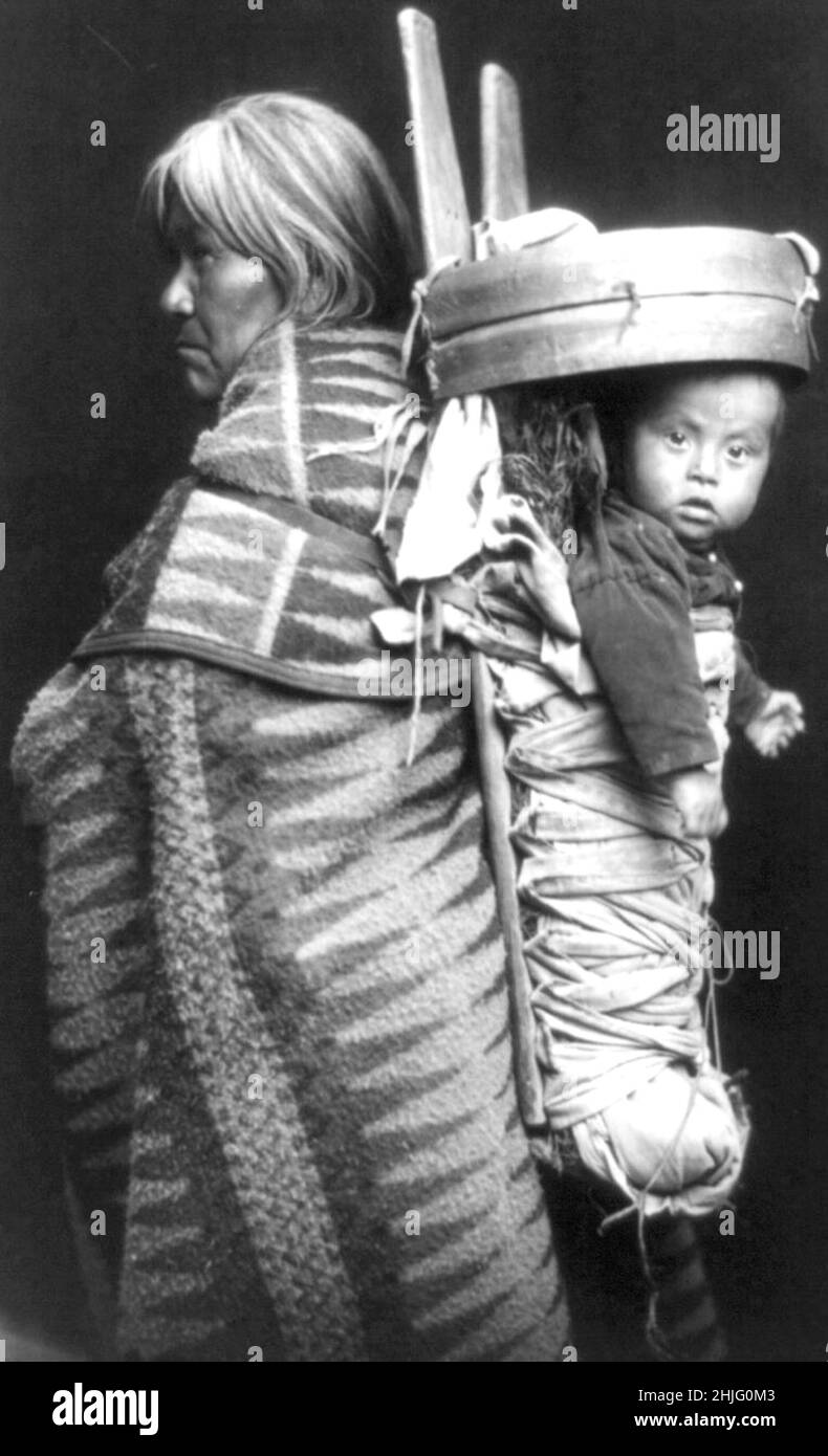 Foto mit dem Titel IndianBay Carriage - Eine Navajo-Frau, die Papoose auf dem Rücken trägt - 1914 Stockfoto