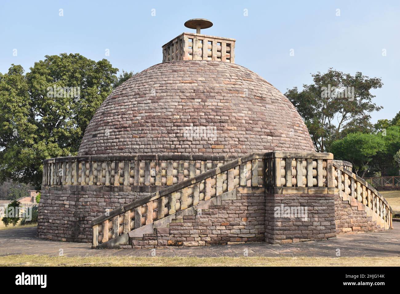 Stupa No. 3 und in der Nähe der Großen Stupa und hat eine Krone auf der