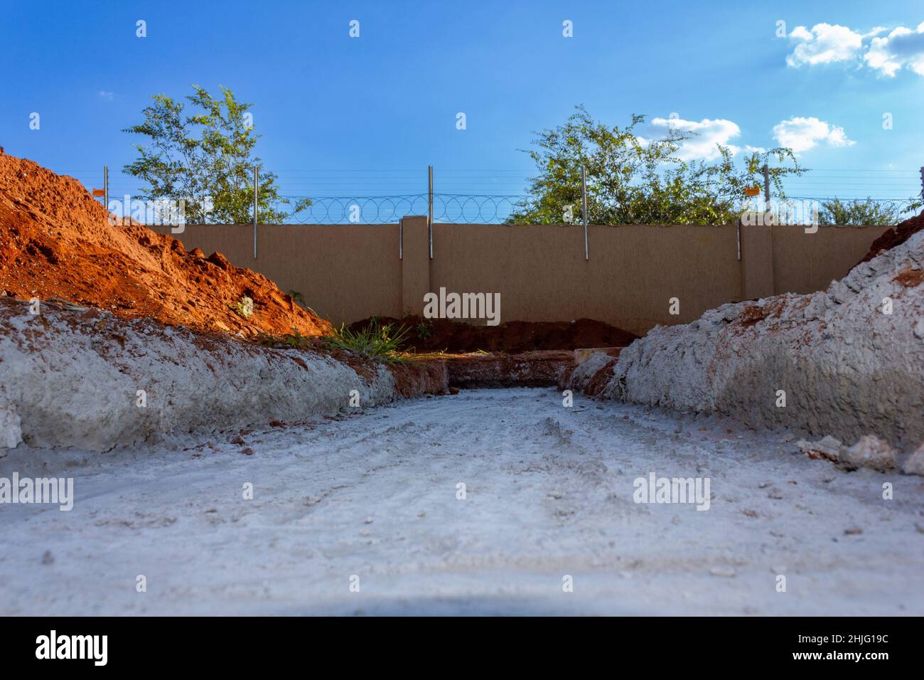 Selektiver Fokus auf frisch gegossene Betonfundamente für ein Gebäude Stockfoto