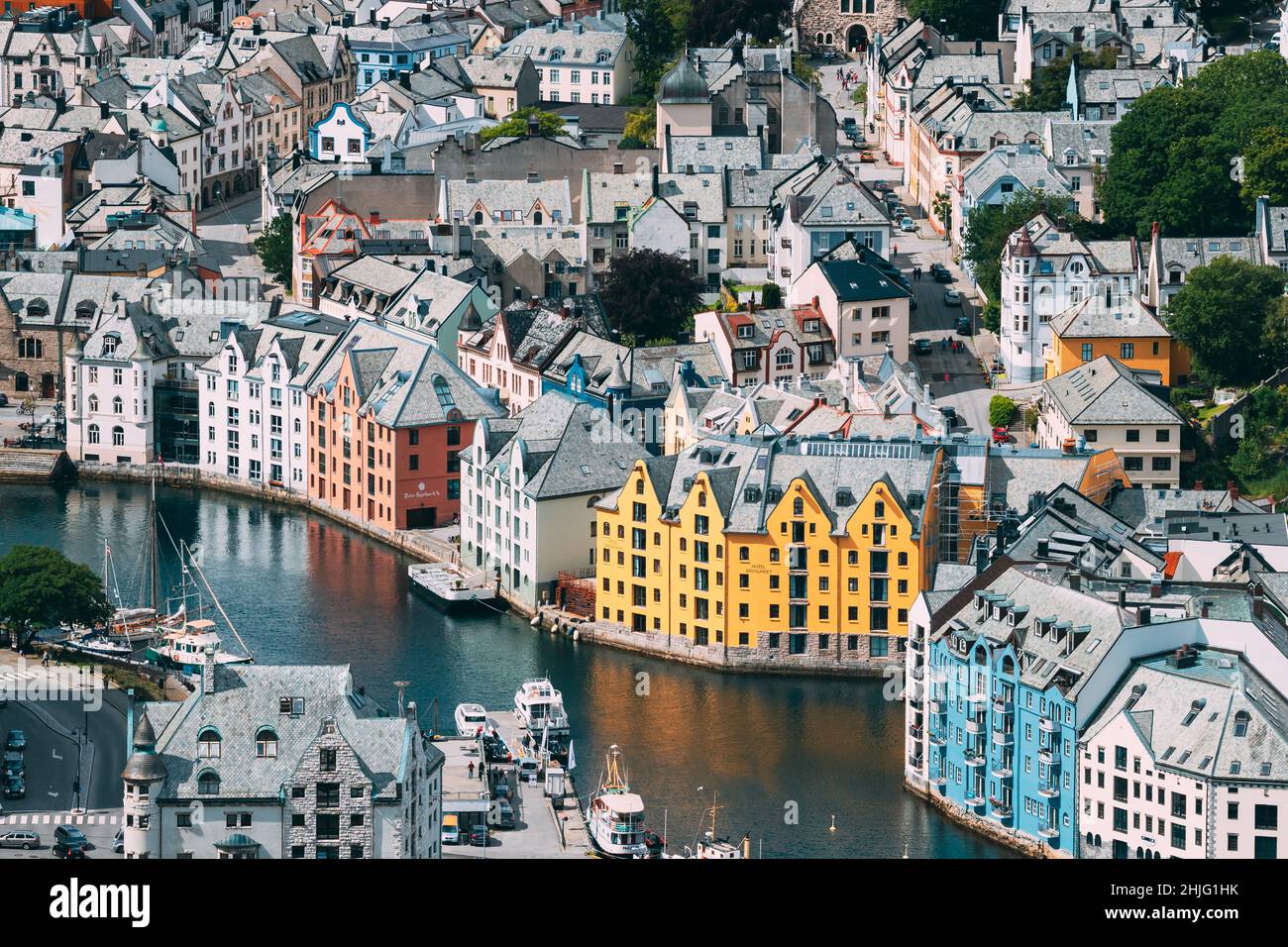 Alesund, Norwegen. Blick Auf Die Skyline Von Alesund. Historisches Zentrum Im Sommer Sonnentag. Berühmtes Norwegisches Wahrzeichen Und Beliebtes Reiseziel. Alesund Stockfoto