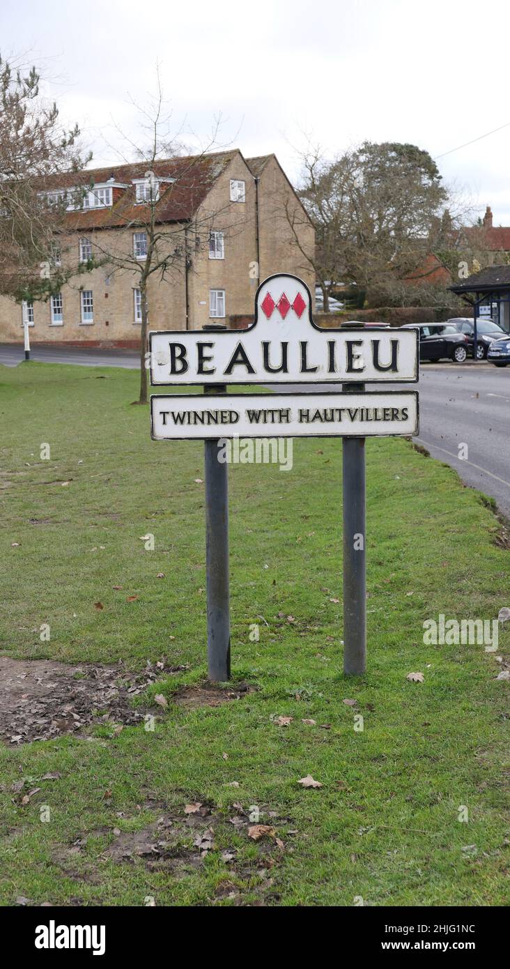 29. Januar 2022 - Beaulieu, UK: Altes englisches Schild mit der Angabe der Stadt Beaulieu Stockfoto