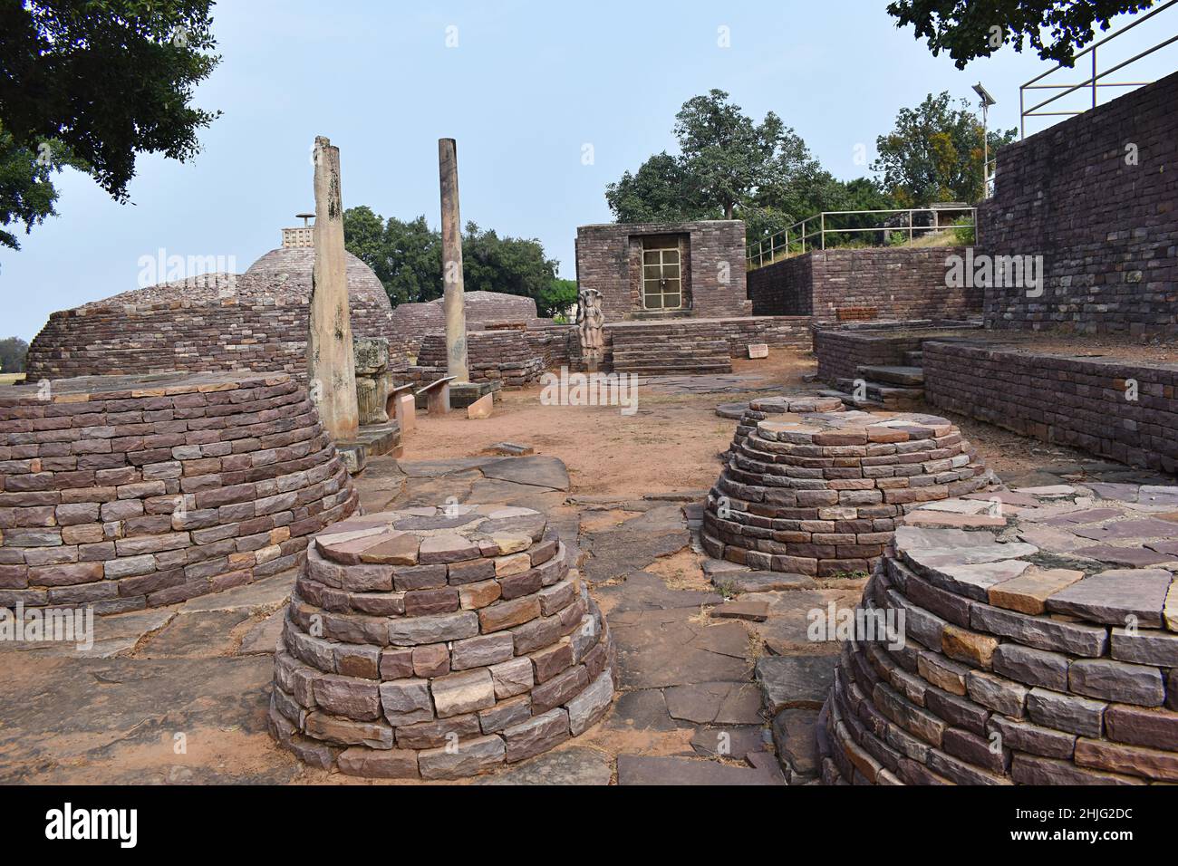 Weg zum Tempel Nr. 31 und Säulen, Votivstupas, altes buddhistisches Denkmal in Sanchi, Madhya Pradesh, Indien Stockfoto