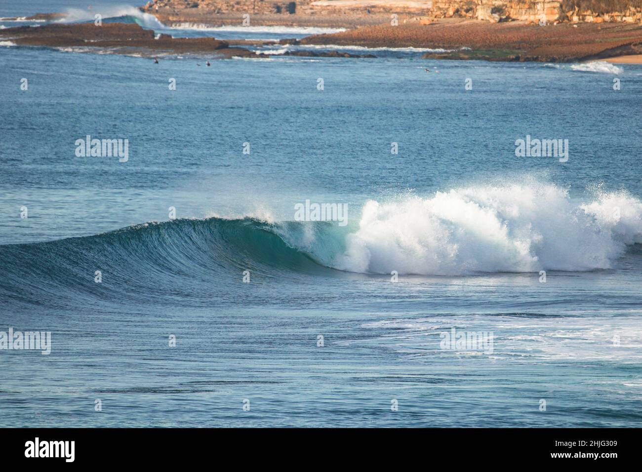 Perfekte Welle bricht an einem Strand. Surfspot Stockfoto