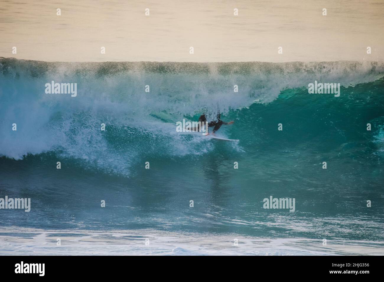 Surfer in einer perfekten Barrel-Welle Stockfoto