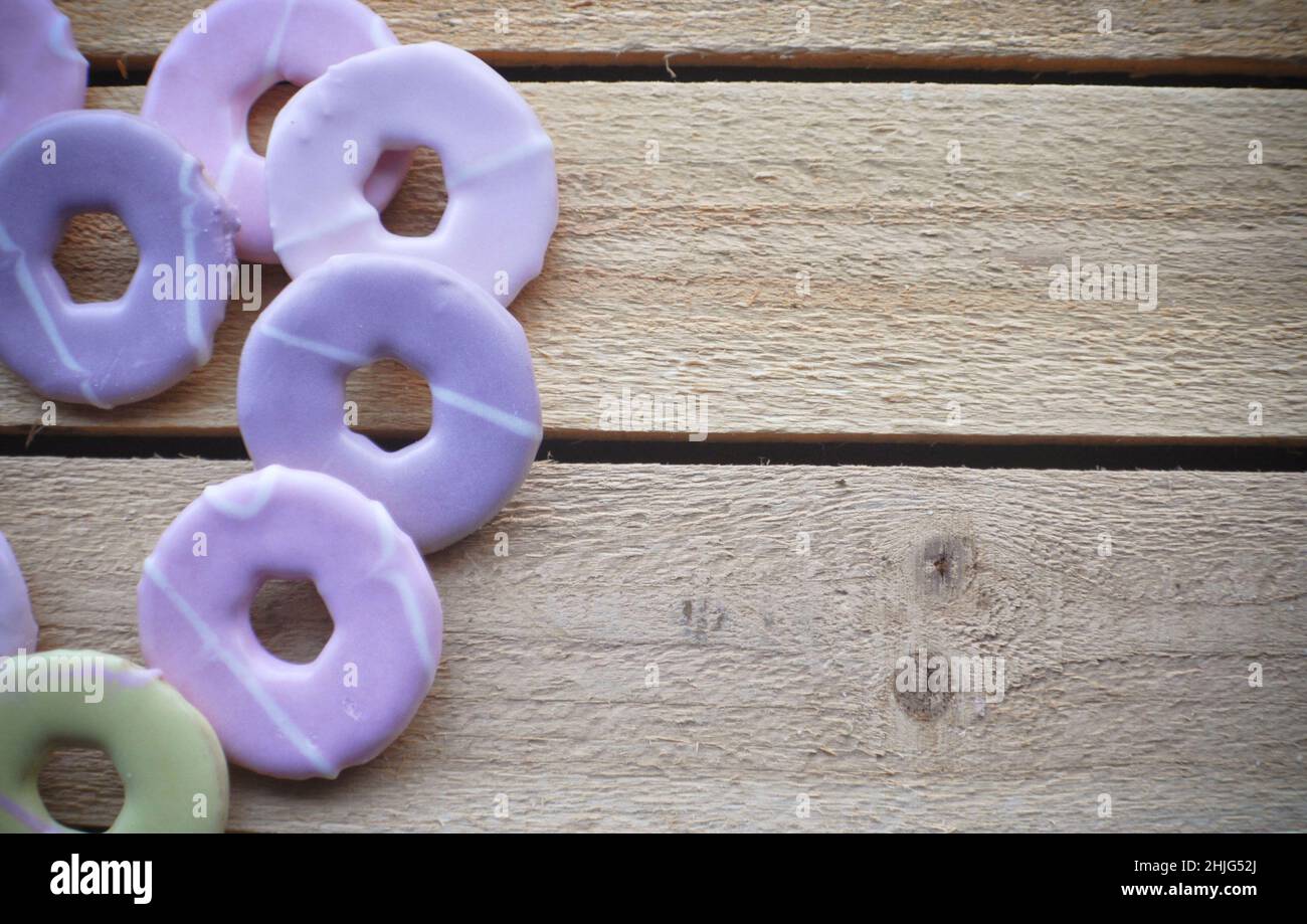 Party-Ring-Kekse von FOX's auf einem Holzhintergrund mit Platz für Kopien Stockfoto