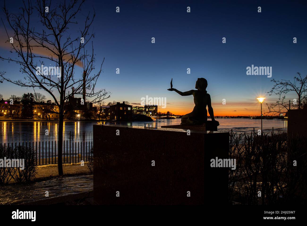 Auf dem Friedhof Hietaniemi in Helsinki, Finnland, befindet sich eine Silhouette von Grabkunst am Abendhimmel Stockfoto