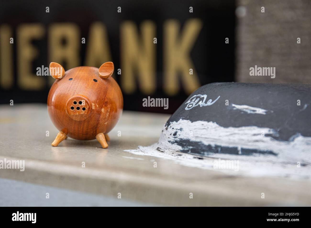 Schweinchen-Pfeffer oder Salzstreuer auf einem Straßenkabinett Stockfoto