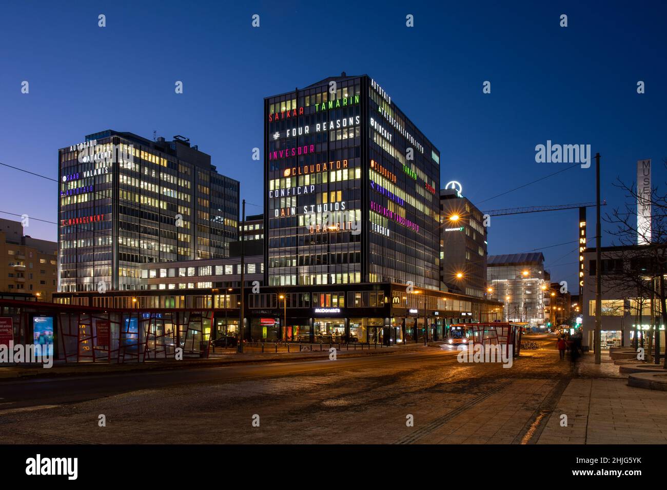 Autotalo-Bürogebäude nach Einbruch der Dunkelheit im Kamppi-Viertel von Helsinki, Finnland Stockfoto