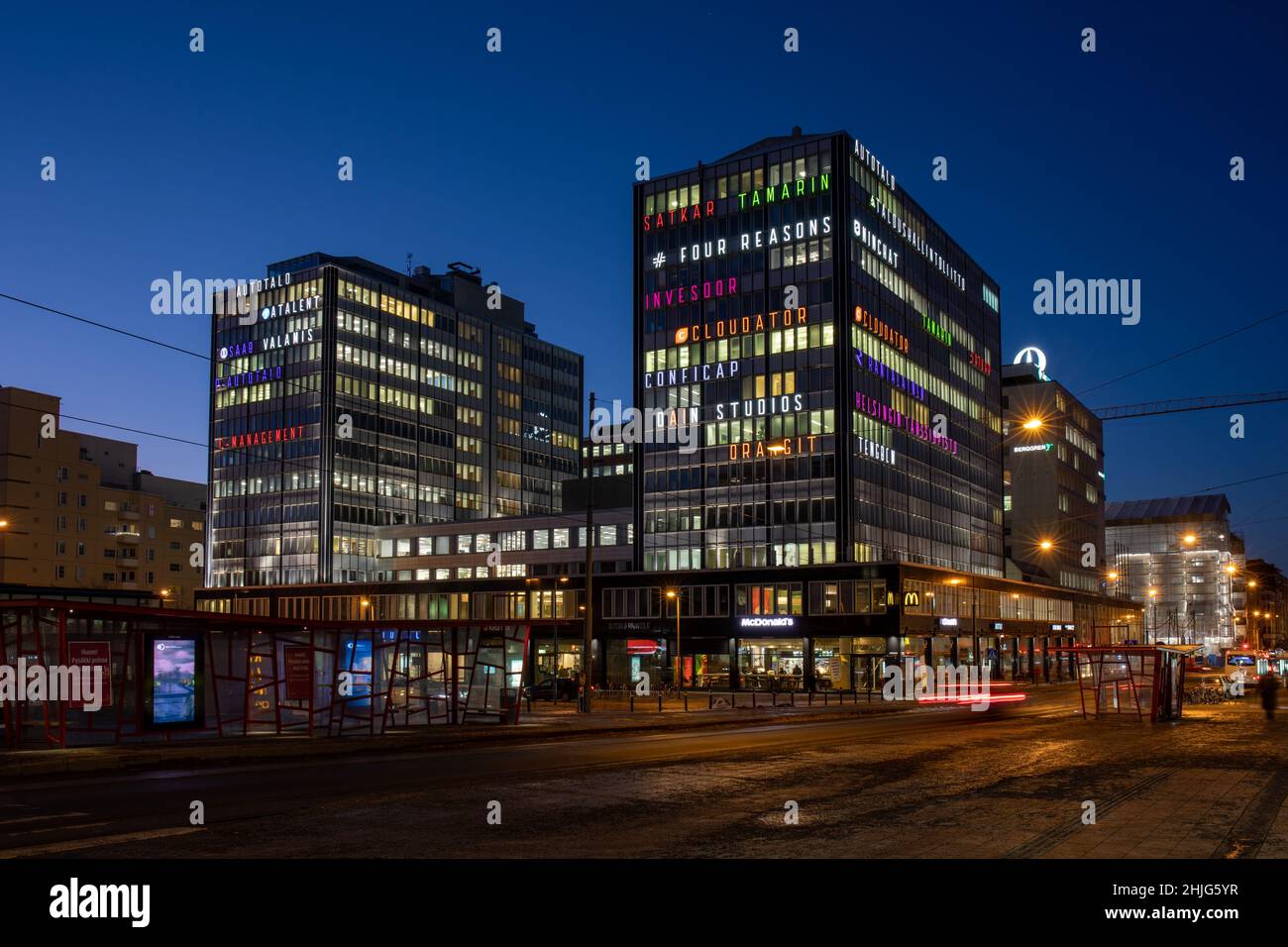 Autotalo in der Abenddämmerung im Kamppi-Viertel von Helsinki, Finnland Stockfoto