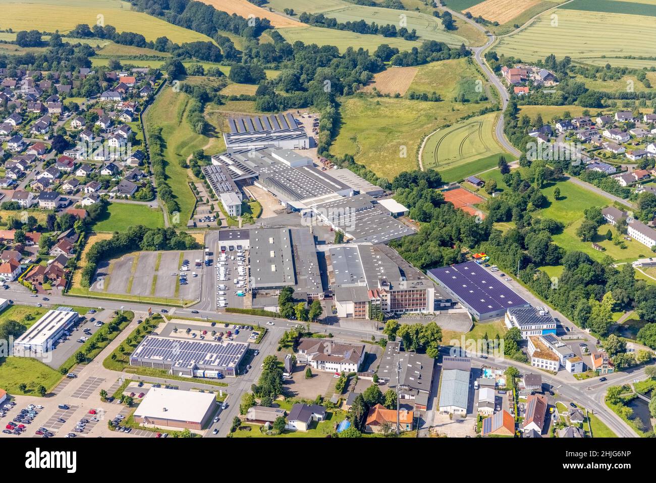 Luftbild, Firmengelände Heinz Kettler Freizeit GmbH Sport und Franz Pauli GmbH Metallwarenhersteller, Bremen, Ense, Sauerland, Nordrhein Stockfoto