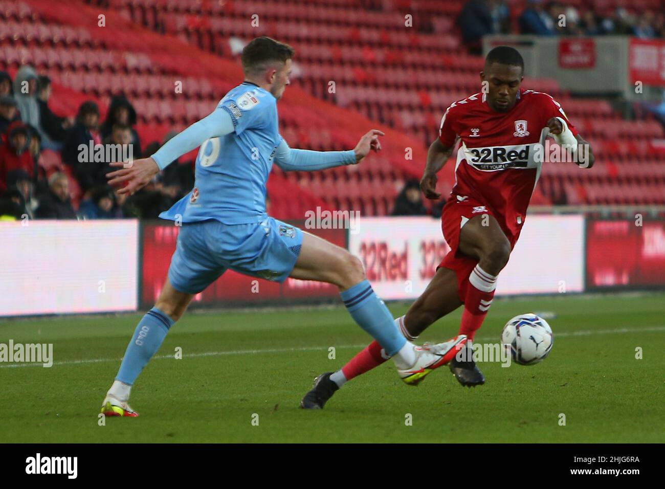 MIDDLESBROUGH, GROSSBRITANNIEN. JAN 29th Anfernee Dijksteel von Middlesbrough tritt am Samstag, dem 29th. Januar 2022, gegen Liam Kelly von Coventry City während des Sky Bet Championship-Spiels zwischen Middlesbrough und Coventry City im Riverside Stadium, Middlesbrough, an. (Kredit: Michael Driver | MI News ) Kredit: MI Nachrichten & Sport /Alamy Live News Stockfoto