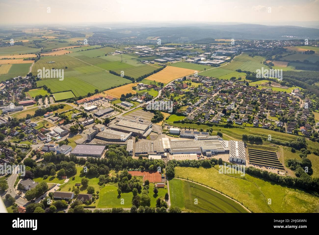 Luftbild, Firmengelände Heinz Kettler Freizeit GmbH Sport und Franz Pauli GmbH Metallwarenhersteller, Bremen, Ense, Sauerland, Nordrhein Stockfoto