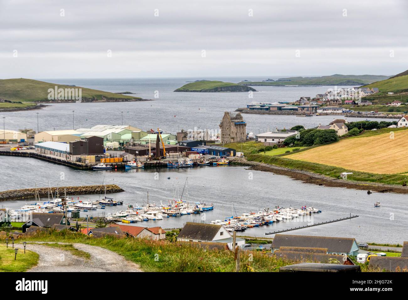 Die Stadt Scalloway auf dem Festland Shetland, mit dem ruinierten Burgwall in der Mitte. Stockfoto