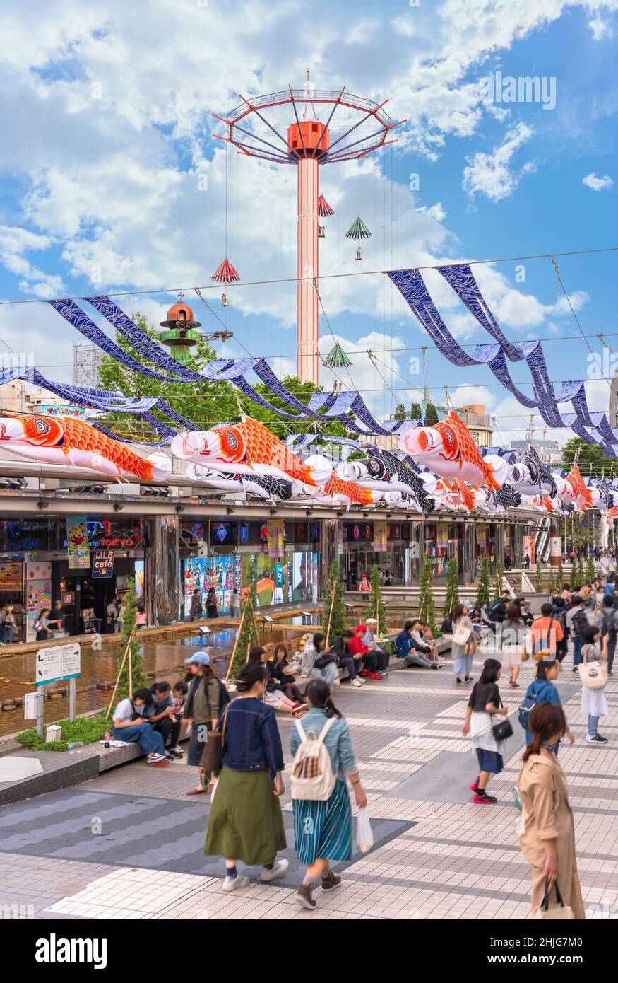 tokio, japan - Mai 03 2019: Regenschirme Attraktion Sky Flower mit Blick auf die Crystal Avenue der Tokyo Dome City in Kourakuen, geschmückt mit japanischer Karpfenstrea Stockfoto